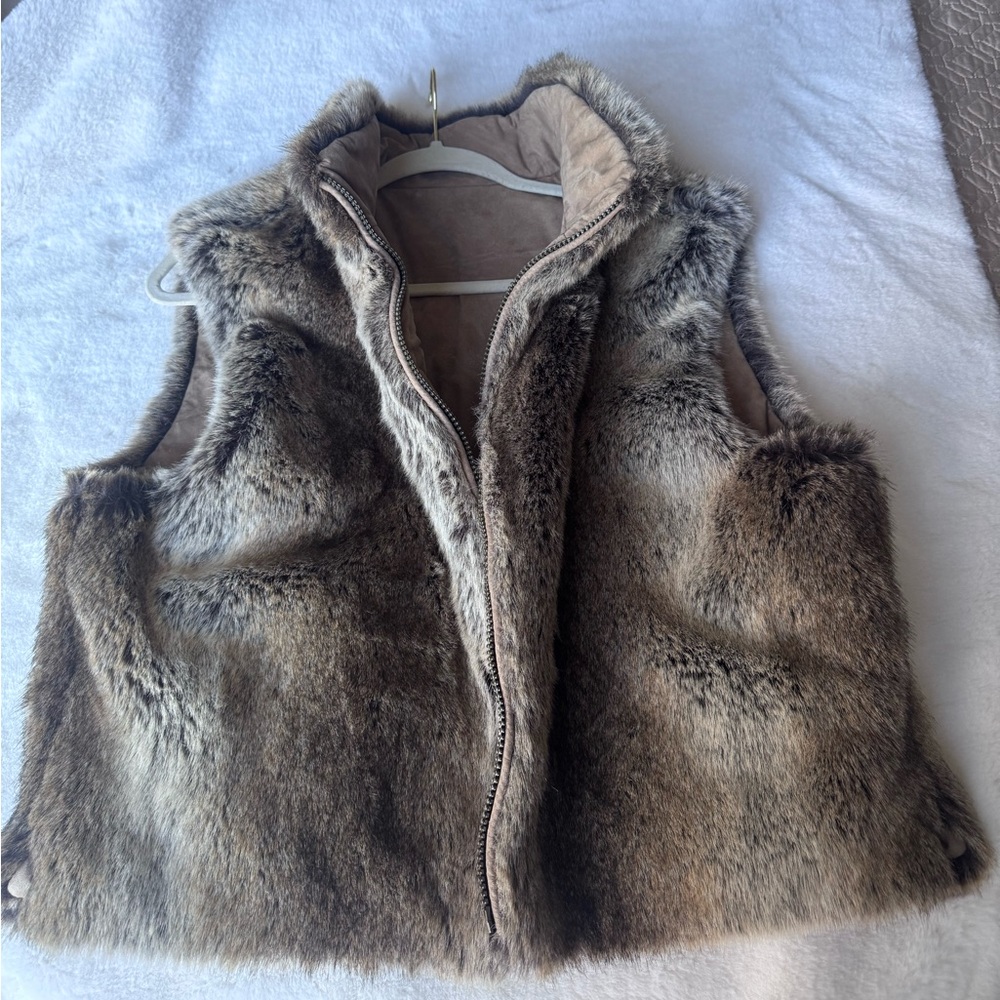 Women’s Skea Reversible Tan Suede and Faux Fur Zippered Vest Size  L